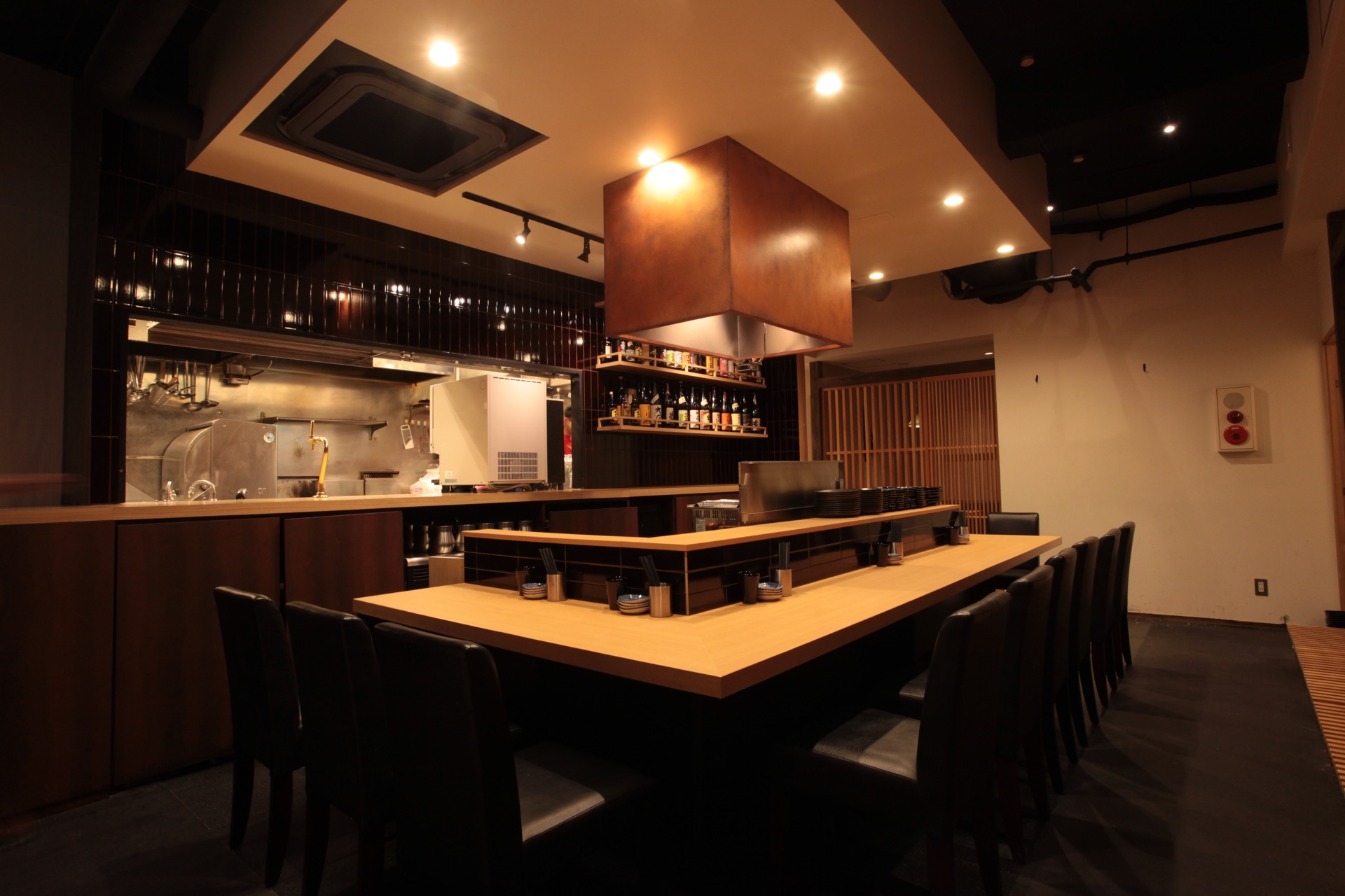 灯 武蔵小杉本店の温かみのある店内カウンター